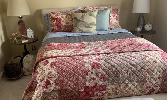 Redding Cama Y Desayuno | Quaintly Queen Hideaway Close to Bethel & Mercy Hospital Private Room in House