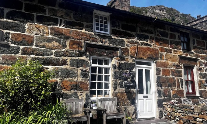 Beddgelert Cabaña | QUARRYMAN'S COTTAGE, pet friendly, with open fire in Beddgelert