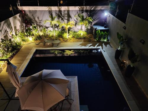 Niteroi Casa | Quarto com banheiro privativo em casa familiar de luxo com piscina em Itaipu