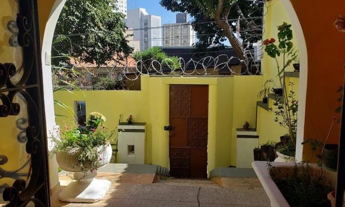 Serra Apartamento | Quarto com varanda em casa próxima a área hospitalar em BH