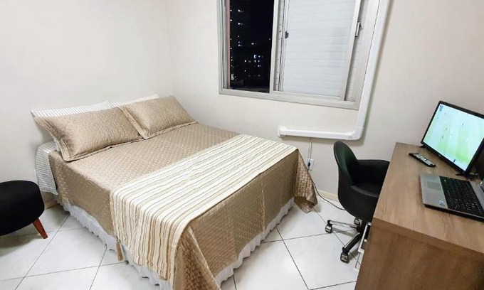Centro Casa | QUARTO TOP no CENTR0 com Cama Box de casal - acomoda até 2 pessoas - Home Office - WIFI - Smart TV com Apps Youtube - Cozinha - banheiro - Sala de Estar - Apto compartilhado com Anfitriões experientes em hospedar - Superhost no BnB 5 estrelas