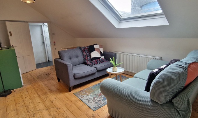 Cork City Centre Apartamento | Quayside 2BD Above Live Music Venue & Bar