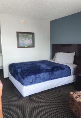 Amarillo Apartamento | Queen Bed Hotel Room 233