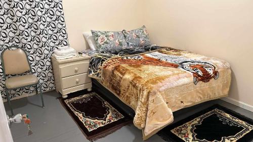 Newark Casa | Queen Bedroom @ Divine Villa and Resort 6 mins EWR Airport and 4mins to Train Station