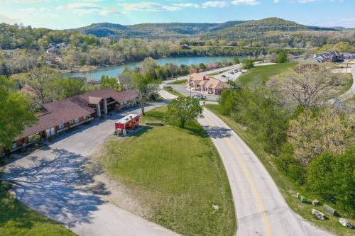 Holiday Island Casa | Queen BR home, walk to Marina, food truck, trails