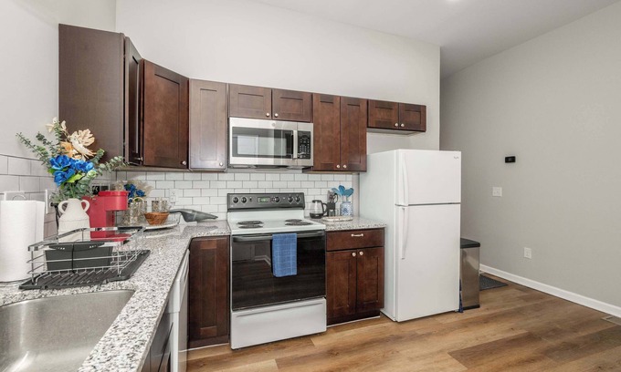 Avondale Apartamento | Queen City Retreat 1 - Cozy Home for 6 Near Attractions & Restaurants