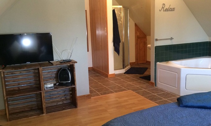 Emmetsburg Casa | Queen Marie Suite