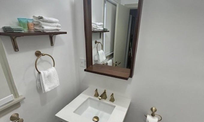 Watkins Glen Casa | Queen Motel Room - NQM