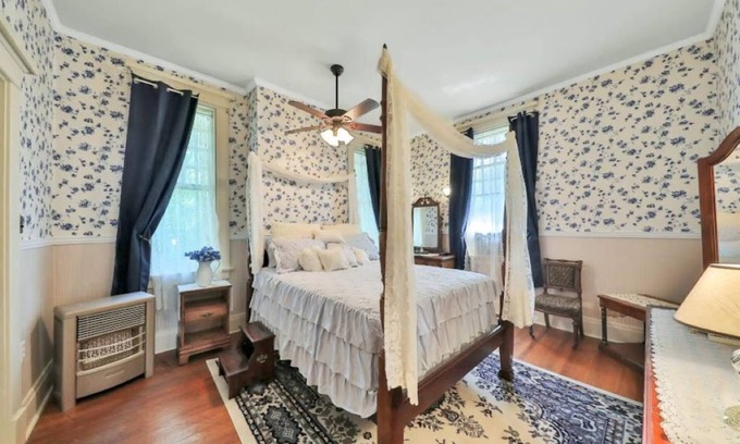 Gainesville Cama Y Desayuno | Queen Size Suite with a shared Hallway Bath
