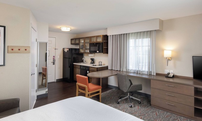 Anaheim Resort Hotel | Queen Studio Escape! 2 Unit Pet Friendly Stay w/ Outdoor Pool, Steps to Disney!