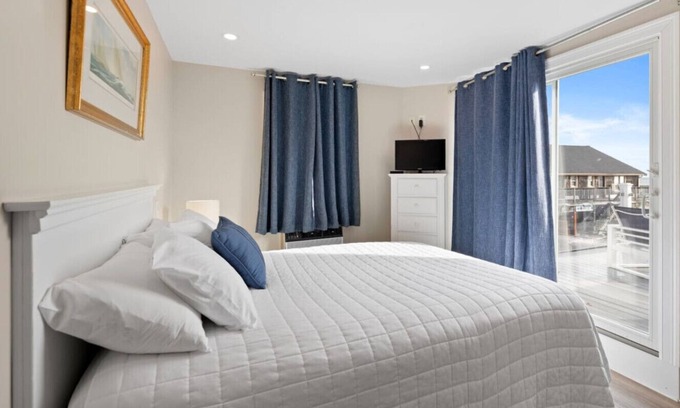 Falmouth Heights Condominio | Queen Studio w/ Private Ocean-View Deck (309)