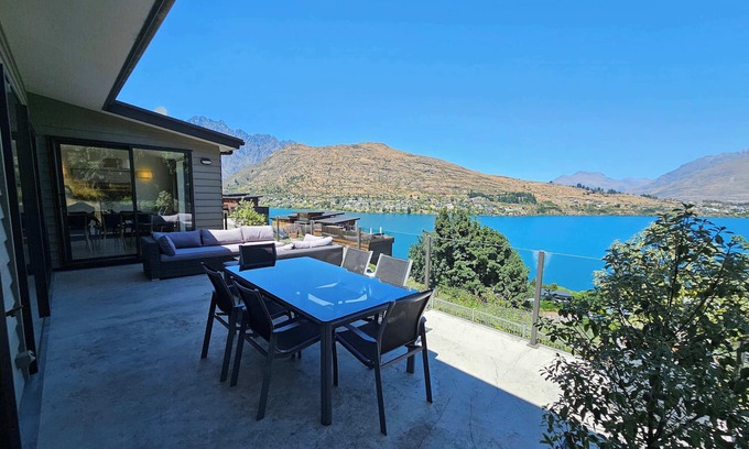 Frankton Casa | Queenstown Townhouse - Fabulous Alpine Views!