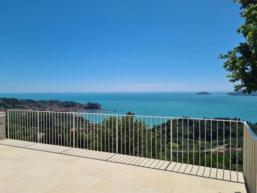 Pugliola Casa | "Quercia House", inside a Private Park, shared Pool, Tennis, AC, Parking next home and a Garage in Lerici!
