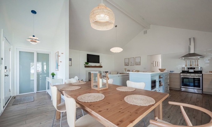 Rehoboth Beach Casa | Quick drive to beaches, walk to restaurants/outlets, 4 br, 2 ba, sleeps 10