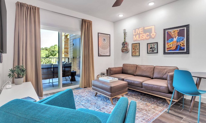 Gruene Condominio | Quick Walk to Gruene Hall - Great Riverfront Location, Tube from the Property!