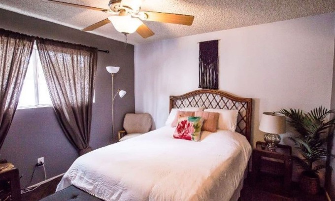 Oleander - Sunset Casa | Quiet 1 Bedroom Townhouse in Midst of Downtown Bakersfield and Across Beale Park