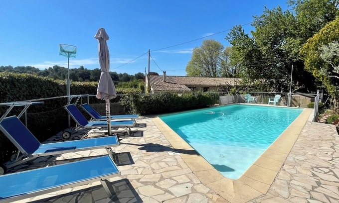 Lambesc Casa | Quiet 10-person house with independent studio. Countryside near village center.