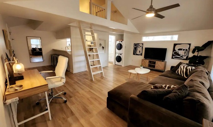 North Loop Casa | Quiet 1BR, full remote work setup, walkable area.