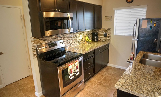 Wickenburg Condominio | Se renovó el condominio grande de 2 camas en los tranquilos condominios Gold Desert. Inquilinos a largo plazo