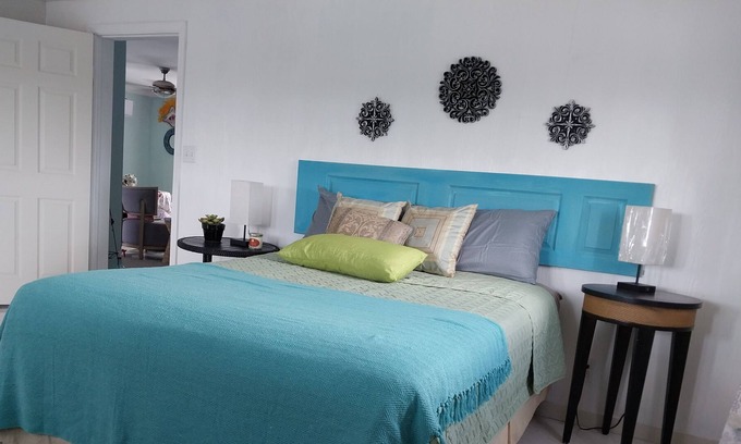 Tar Bay Apartamento | Quiet 2 bedroom apartment / Private Balcony /Parking /Garden