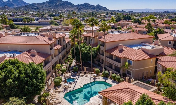 North Mountain Condominio | Contemporáneo y Moderno, piscina, Wi-Fi, Urbanización cerrada, Tenis, Baloncesto, Planta Baja!