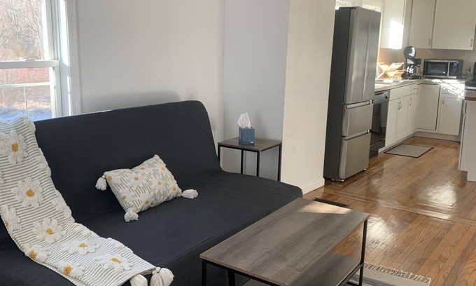 Cheshire Apartamento | Quiet 2bd Townhome apt in the heart of Cheshire. Backyard.