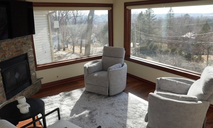 Rochester Casa | Quiet 3 BDR Home- private sauna & skyline view- close to downtown & Mayo Clinic