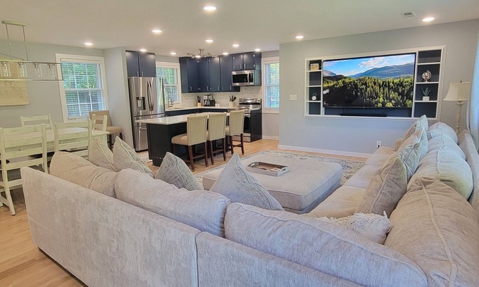 Nashville Casa | Quiet 3 Bedroom house with great couch and tv area