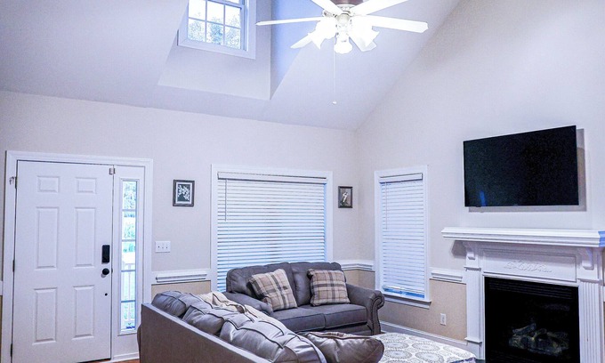 Greenville Casa | Quiet 4 Bedroom home right outside of Greenville.