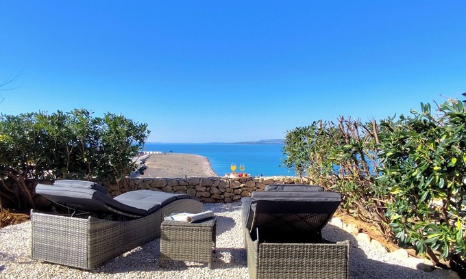 Povljana Apartamento | Quiet 69m2 apartment by the sea with garden and pool