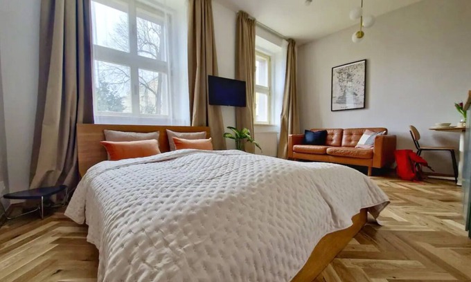 Dejvice Apartamento | Quiet and chic Studio w/AC - 10 min to the centre