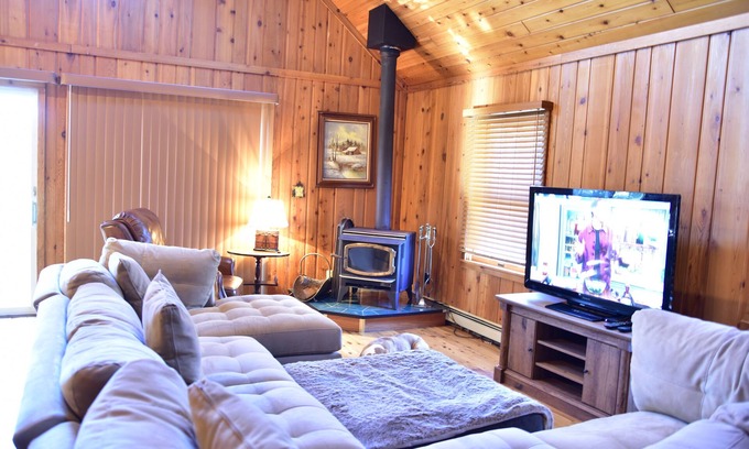 Cedar Chalet De Esquí | Quiet and Comfy 3 bed/2bath - Golf Chalet w/ Loft&Hot tub