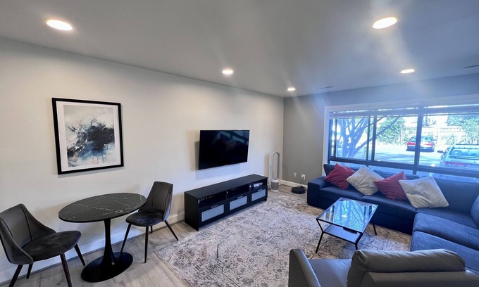 McLean Condominio | Quiet and Cozy | 2BR in Tysons | Parking + Metro