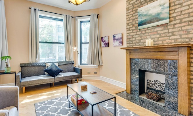 Wicker Park Apartamento | Quiet and Cozy Bucktown Apartment is the Perfect Base for Your Windy City Excursions by RedAwning