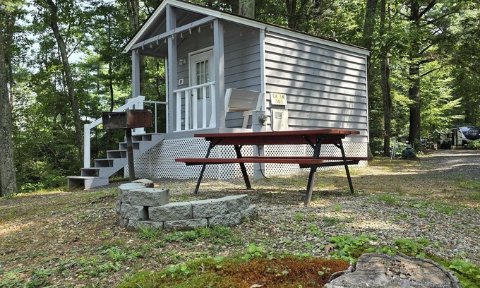 Brimfield Cabina | Quiet and Cozy Campground Cabin 2 near the lake