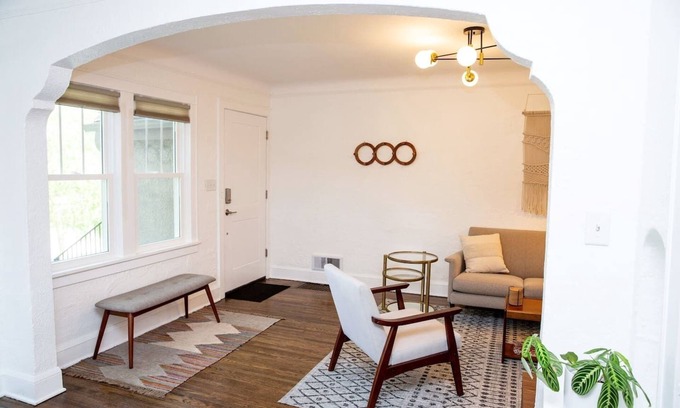 Union Park Cabaña | Quiet and Modern Designed Cottage in St Paul
