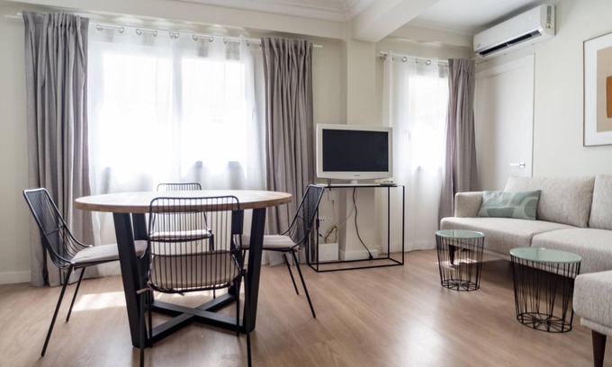La Seu Apartamento | Quiet aparment dowtown Plaza Cisneros 2 -5 pax, en Ciutat Vella