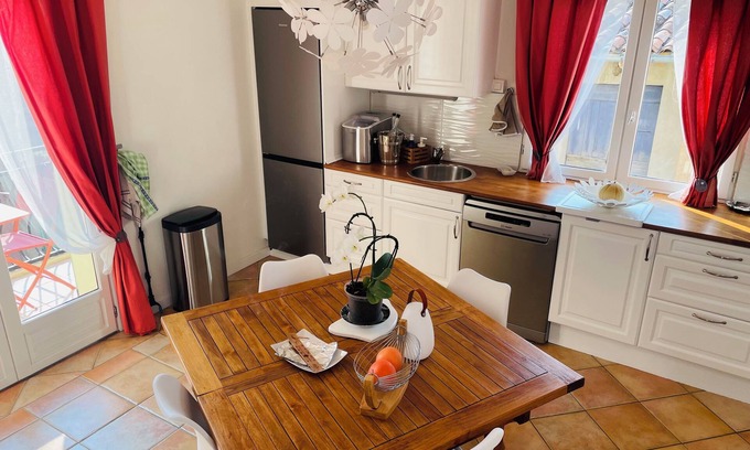 Callas Casa | Quiet bed and breakfast with sea and mountain views in a 14th-century village