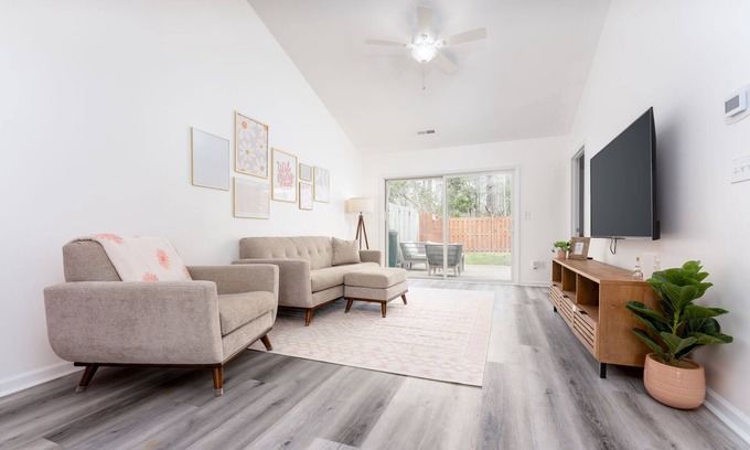 Wilmington Casa | Quiet Boho Townhouse; 15 Min to Beach
