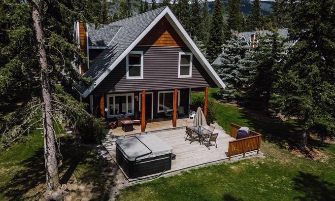 Nordegg Cabina | Quiet Cabin in the Mountains with a hot tub, CookHouse & all you need in nature!