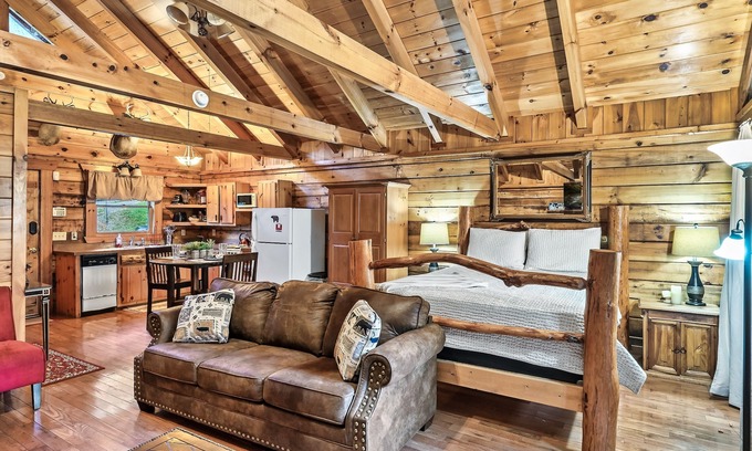 Sevierville Cabina | Quiet Cabin in Woods- Alpine Ridge Sub-Division - 1 Bed/1Bath Jaccuzi