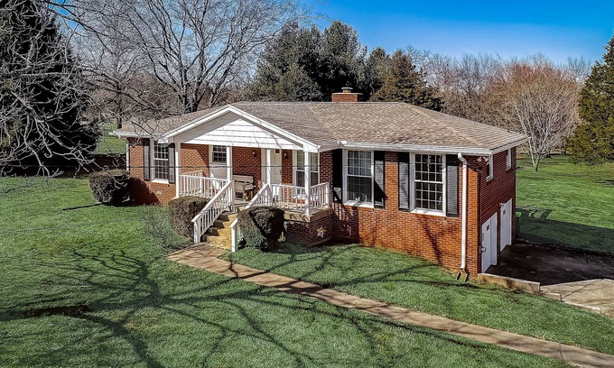 Hermitage Casa | Quiet Cabin on Private Acre, 5 min to I-40 & shopping &15 to Downtown Nashville!