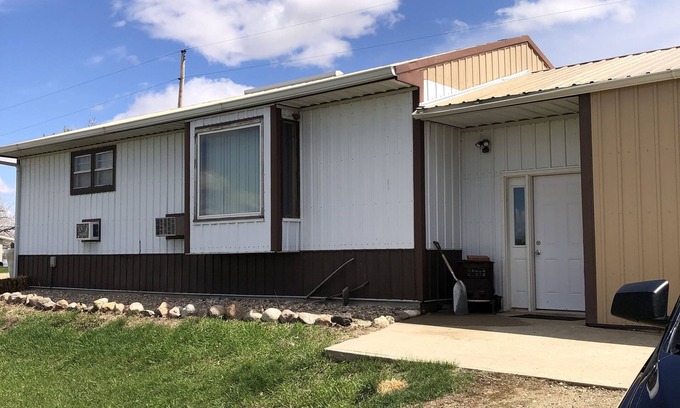 Redfield Cabina | Quiet cabin that sits right on the edge of the water! Pet friendly