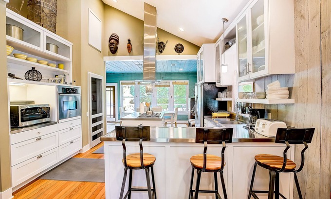 East Cesar Chavez Casa | Quiet central home with enclosed yard, deck, grill, central AC, & washer/dryer