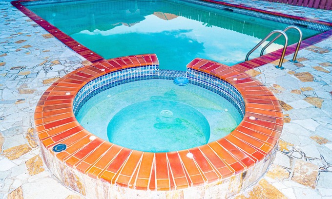 Barbican Apartamento | Quiet city living in Kingston with pool, 24hr security walk to Bob Marley museum