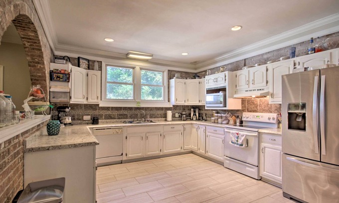 Columbia Cabaña | Quiet Columbia Home w/ Fire Pit & Pool Table!