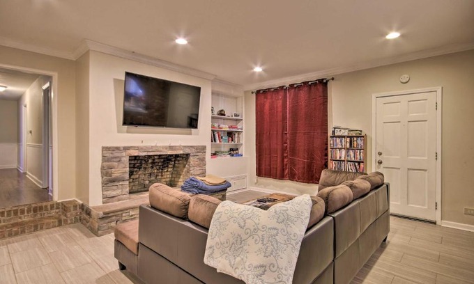 Columbia Casa | Quiet Columbia Home with Fire Pit and Pool Table!