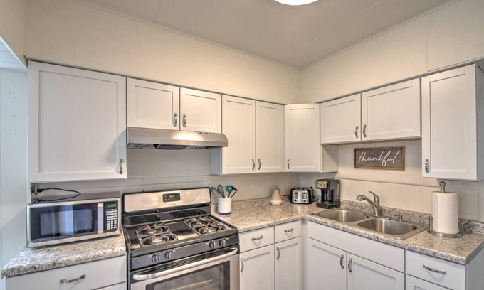 Highland Casa | Quiet & Comfortable 2 Bed Corporate Near 80/94 A Richard St Main Floor