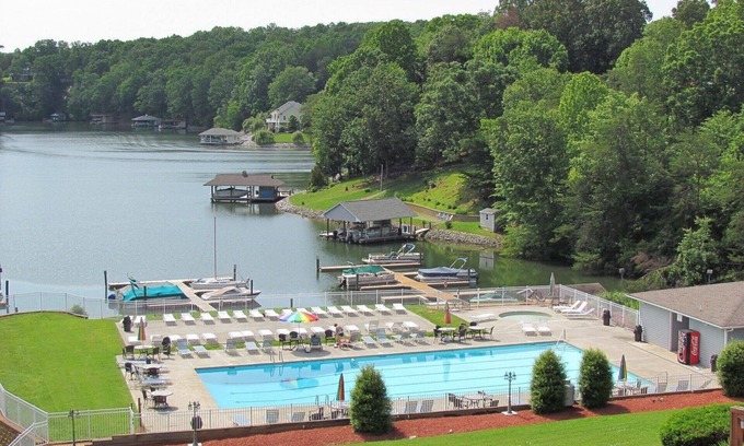 North Shore Condominio | Quiet condo (Striper's Landing) on Smith Mountain Lake-RELAX AND REFRESH!!!!