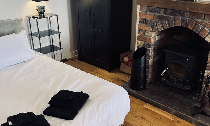 Ballincollig Casa | Quiet Cosy Room in Cork City Suburb - Pet Friendly - Blarney Castle nearby